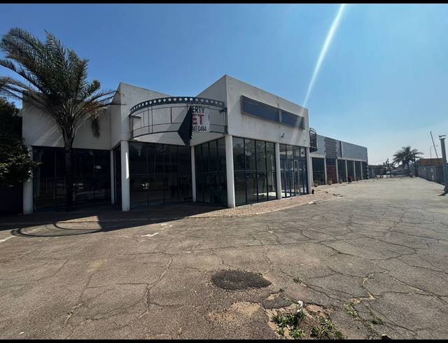 2,300M² SHOWROOM FOR SALE IN ANDERBOLT